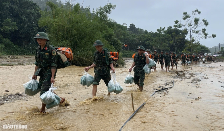 Tang thương L&agrave;ng Nủ sau lũ qu&eacute;t: X&oacute;t xa cảnh bộ đội đưa d&atilde;y quan t&agrave;i l&ecirc;n n&uacute;i- Ảnh 9.