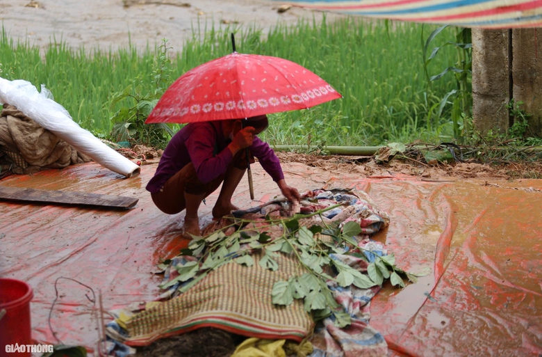 Tang thương L&agrave;ng Nủ sau lũ qu&eacute;t: X&oacute;t xa cảnh bộ đội đưa d&atilde;y quan t&agrave;i l&ecirc;n n&uacute;i- Ảnh 2.
