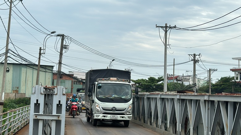 TP.HCM: Kiểm tra cầu yếu, đảm bảo an to&agrave;n trong m&ugrave;a mưa b&atilde;o- Ảnh 1.