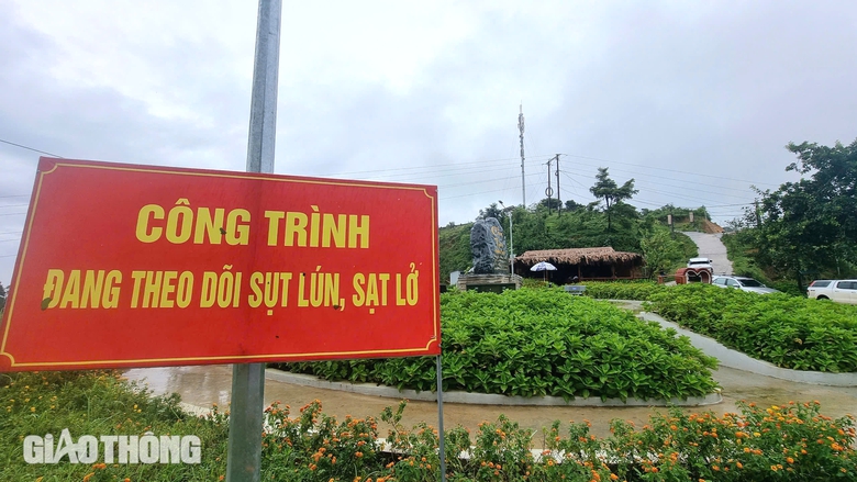 Biểu tượng Cổng trời ở Mường Lát bị sạt lở- Ảnh 2. Biểu tượng Cổng trời ở Mường Lát bị sạt lở- Ảnh 2.