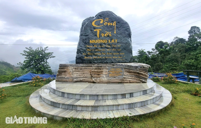 Biểu tượng Cổng trời ở Mường Lát bị sạt lở- Ảnh 1. Biểu tượng Cổng trời ở Mường Lát bị sạt lở- Ảnh 1.