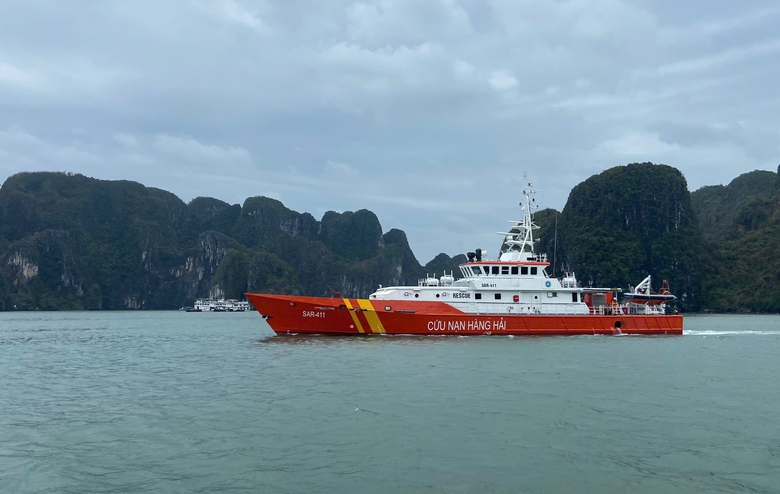 Đưa thợ lặn xuống tìm kiếm thuyền viên mất tích sau bão số 3- Ảnh 1. Đưa thợ lặn xuống tìm kiếm thuyền viên mất tích sau bão số 3- Ảnh 1.