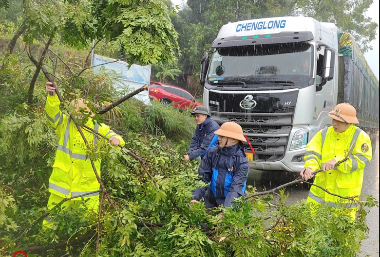 CSGT Quảng Ninh ngày đêm căng mình giúp dân khắc phục bão lũ- Ảnh 4. CSGT Quảng Ninh ngày đêm căng mình giúp dân khắc phục bão lũ- Ảnh 4.