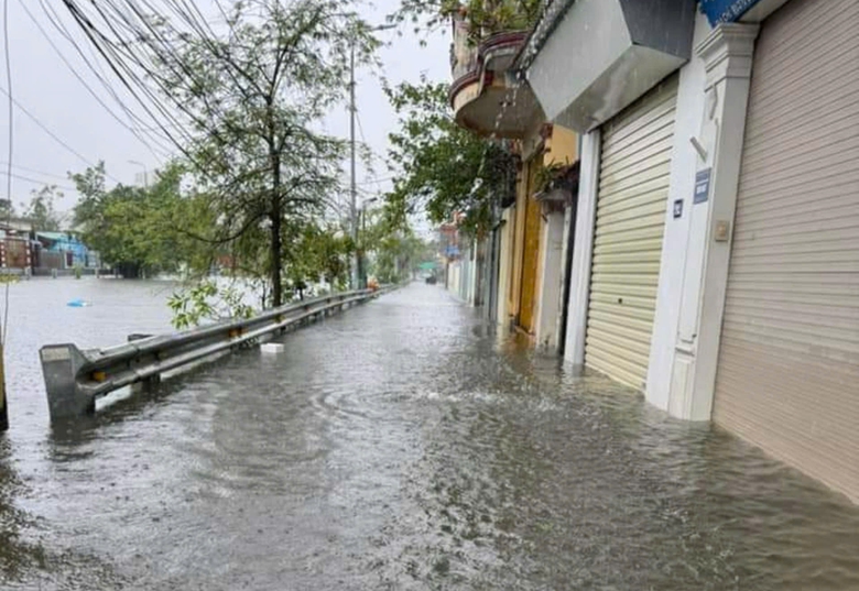 Lũ c&aacute;c s&ocirc;ng l&ecirc;n cao, nhiều tuyến phố ở Hải Ph&ograve;ng ngập s&acirc;u- Ảnh 8.