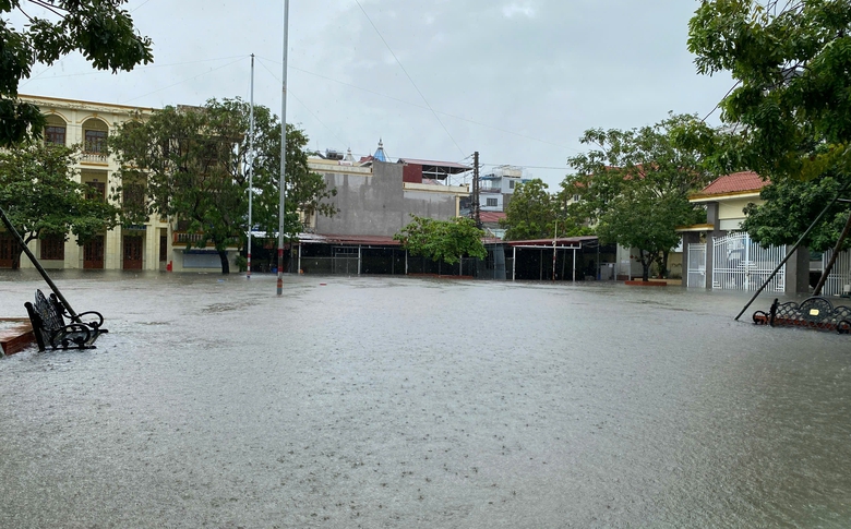 Lũ c&aacute;c s&ocirc;ng l&ecirc;n cao, nhiều tuyến phố ở Hải Ph&ograve;ng ngập s&acirc;u- Ảnh 9.