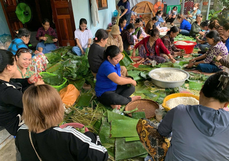 Người d&acirc;n miền n&uacute;i Quảng Ng&atilde;i g&oacute;i b&aacute;nh chưng, b&aacute;nh t&eacute;t gửi đồng b&agrave;o miền Bắc- Ảnh 4.