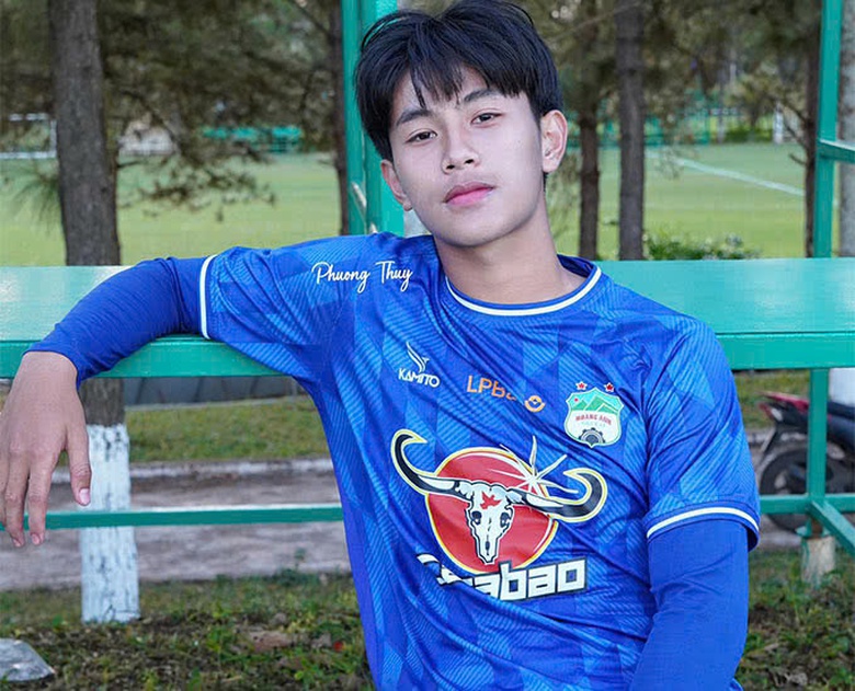 Đội b&oacute;ng nh&agrave; bầu Đức c&oacute; động th&aacute;i ngỡ ng&agrave;ng với sao mai 16 tuổi- Ảnh 1.