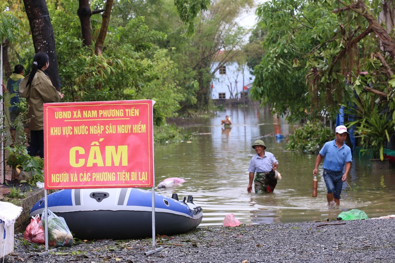 Nước tràn đê sông Bùi, nhiều nhà ở Chương Mỹ ngập ngang mái- Ảnh 5. Nước tràn đê sông Bùi, nhiều nhà ở Chương Mỹ ngập ngang mái- Ảnh 5.