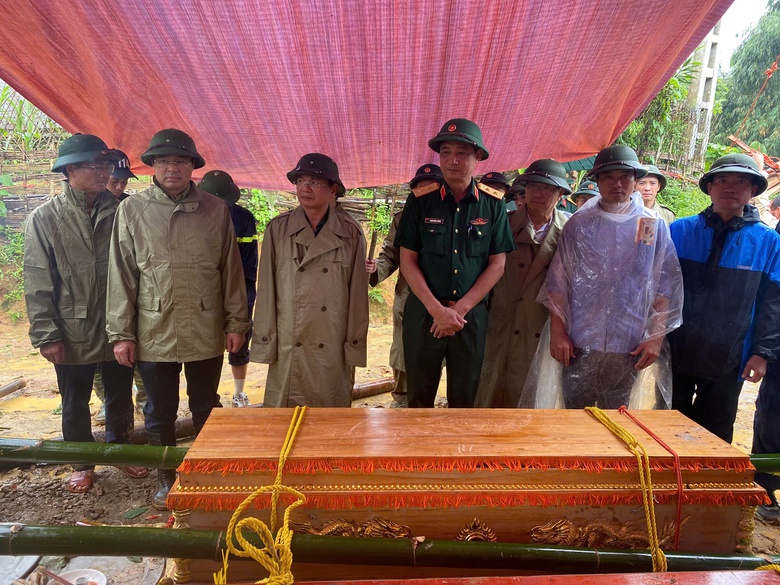Tang thương L&agrave;ng Nủ sau lũ qu&eacute;t: X&oacute;t xa cảnh bộ đội đưa d&atilde;y quan t&agrave;i l&ecirc;n n&uacute;i- Ảnh 6.