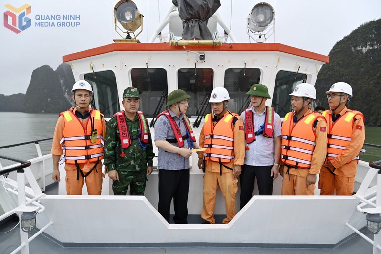 Đưa thợ lặn xuống tìm kiếm thuyền viên mất tích sau bão số 3- Ảnh 2. Đưa thợ lặn xuống tìm kiếm thuyền viên mất tích sau bão số 3- Ảnh 2.