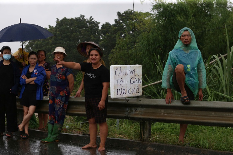 Người dân tràn ra cao tốc Nội Bài - Lào Cai nhận đồ cứu trợ, rất lo nguy cơ tai nạn- Ảnh 2. Người dân tràn ra cao tốc Nội Bài - Lào Cai nhận đồ cứu trợ, rất lo nguy cơ tai nạn- Ảnh 2.