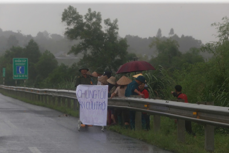 Người dân tràn ra cao tốc Nội Bài - Lào Cai nhận đồ cứu trợ, rất lo nguy cơ tai nạn- Ảnh 3. Người dân tràn ra cao tốc Nội Bài - Lào Cai nhận đồ cứu trợ, rất lo nguy cơ tai nạn- Ảnh 3.