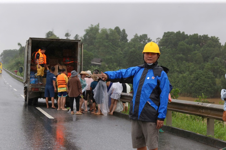 Người dân tràn ra cao tốc Nội Bài - Lào Cai nhận đồ cứu trợ, rất lo nguy cơ tai nạn- Ảnh 6. Người dân tràn ra cao tốc Nội Bài - Lào Cai nhận đồ cứu trợ, rất lo nguy cơ tai nạn- Ảnh 6.
