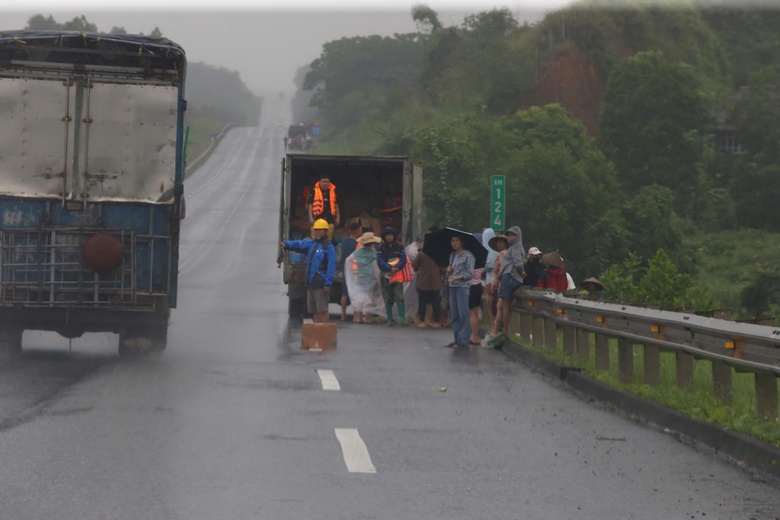 Lực lượng CSGT đã chủ động phối hợp với đơn vị quản lý tuyến và CSGT tỉnh Yên Bái tổ chức điểm tập kết tại Km128, có lực lượng tổ chức đảm bảo giao thông và tiếp nhận hàng hoá cứu trợ cho người dân. Lực lượng CSGT đã chủ động phối hợp với đơn vị quản lý tuyến và CSGT tỉnh Yên Bái tổ chức điểm tập kết tại Km128, có lực lượng tổ chức đảm bảo giao thông và tiếp nhận hàng hoá cứu trợ cho người dân.
