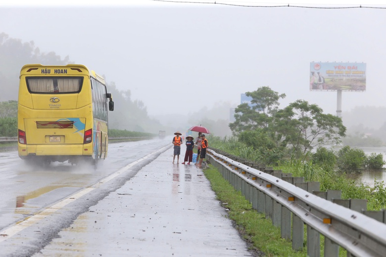 Người dân tràn ra cao tốc Nội Bài - Lào Cai nhận đồ cứu trợ, rất lo nguy cơ tai nạn- Ảnh 4. Người dân tràn ra cao tốc Nội Bài - Lào Cai nhận đồ cứu trợ, rất lo nguy cơ tai nạn- Ảnh 4.