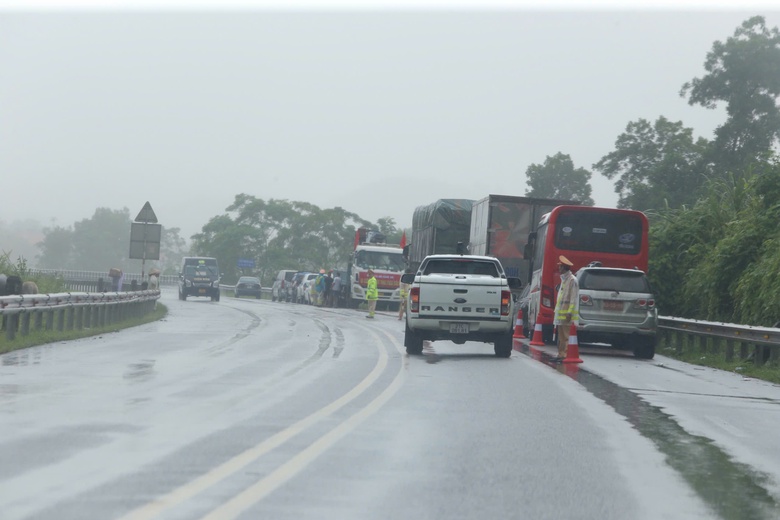 Người dân tràn ra cao tốc Nội Bài - Lào Cai nhận đồ cứu trợ, rất lo nguy cơ tai nạn- Ảnh 9. Người dân tràn ra cao tốc Nội Bài - Lào Cai nhận đồ cứu trợ, rất lo nguy cơ tai nạn- Ảnh 9.