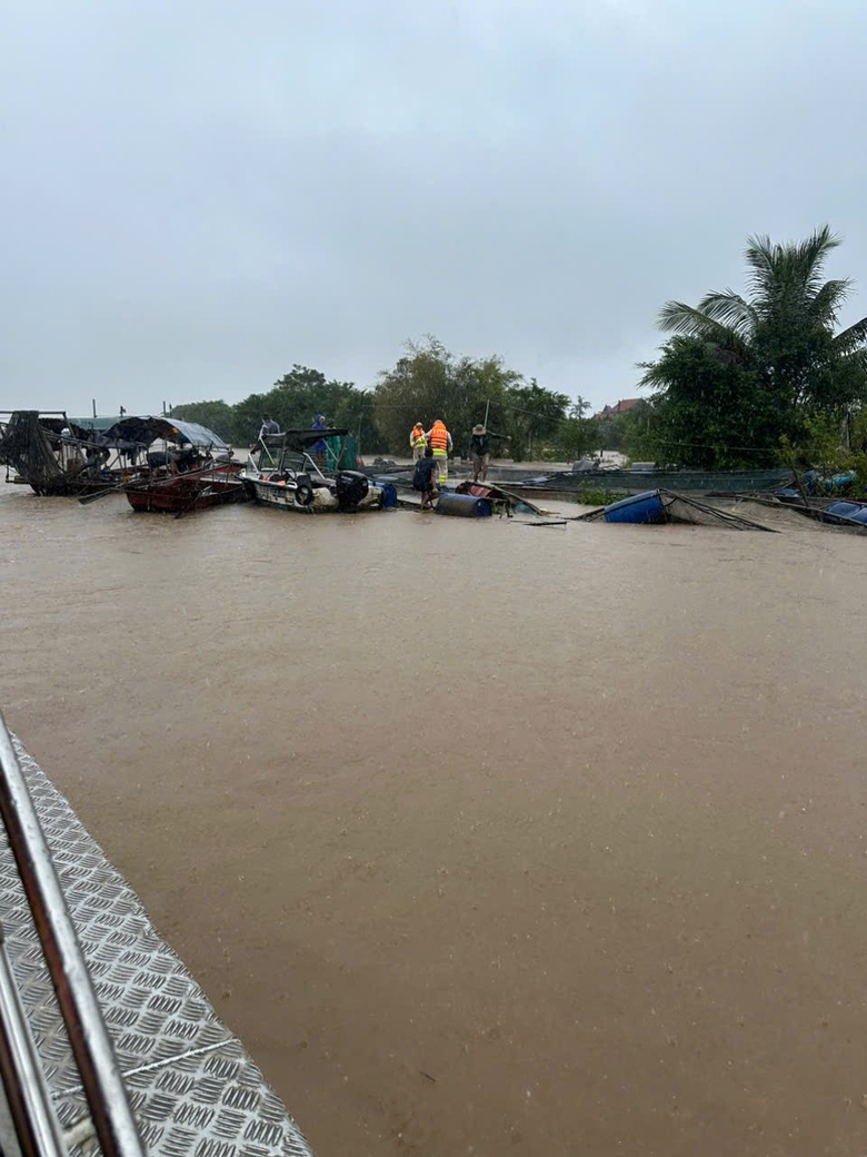 Nam Định: Cứu 3 người trong một gia đình cùng 9 lồng cá trôi dạt trên sông Hồng- Ảnh 2. Nam Định: Cứu 3 người trong một gia đình cùng 9 lồng cá trôi dạt trên sông Hồng- Ảnh 2.