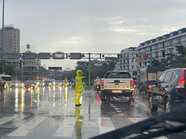 CSGT Quảng Ninh ngày đêm căng mình giúp dân khắc phục bão lũ- Ảnh 5. CSGT Quảng Ninh ngày đêm căng mình giúp dân khắc phục bão lũ- Ảnh 5.