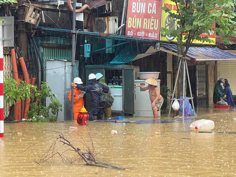 Người d&acirc;n ven s&ocirc;ng ở H&agrave; Nội hớt hải b&ecirc; đồ, b&igrave; b&otilde;m lội nước để chạy lũ- Ảnh 9.