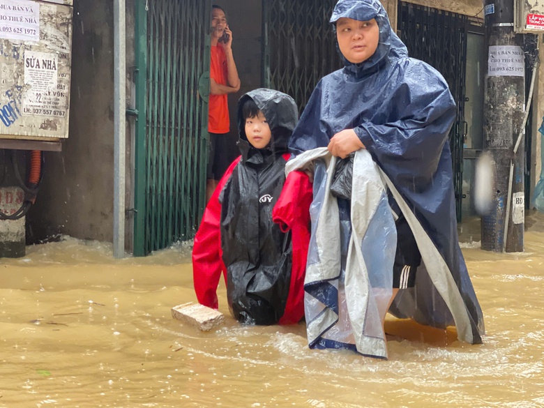 Người d&acirc;n ven s&ocirc;ng ở H&agrave; Nội hớt hải b&ecirc; đồ, b&igrave; b&otilde;m lội nước để chạy lũ- Ảnh 4.