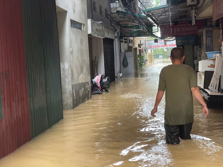 Người d&acirc;n ven s&ocirc;ng ở H&agrave; Nội hớt hải b&ecirc; đồ, b&igrave; b&otilde;m lội nước để chạy lũ- Ảnh 3.