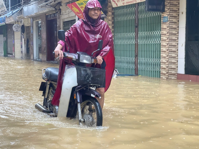 Người d&acirc;n ven s&ocirc;ng ở H&agrave; Nội hớt hải b&ecirc; đồ, b&igrave; b&otilde;m lội nước để chạy lũ- Ảnh 7.