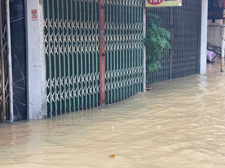 Người d&acirc;n ven s&ocirc;ng ở H&agrave; Nội hớt hải b&ecirc; đồ, b&igrave; b&otilde;m lội nước để chạy lũ- Ảnh 8.