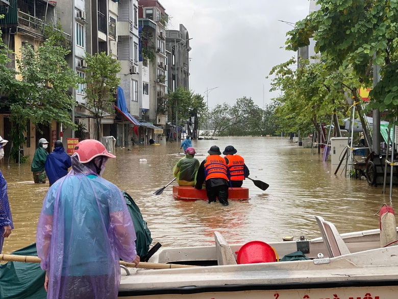 Người d&acirc;n ven s&ocirc;ng ở H&agrave; Nội hớt hải b&ecirc; đồ, b&igrave; b&otilde;m lội nước để chạy lũ- Ảnh 1.