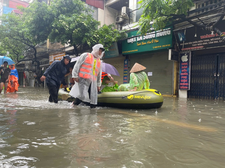 Người d&acirc;n ven s&ocirc;ng ở H&agrave; Nội hớt hải b&ecirc; đồ, b&igrave; b&otilde;m lội nước để chạy lũ- Ảnh 12.