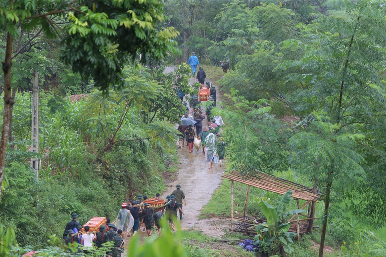 To&agrave;n cảnh vụ lũ qu&eacute;t kinh ho&agrave;ng tại L&agrave;ng Nủ: Ở nơi tang thương xuất hiện ph&eacute;p m&agrave;u- Ảnh 6.