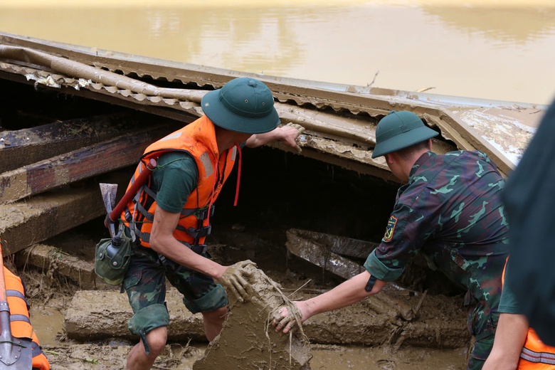 To&agrave;n cảnh vụ lũ qu&eacute;t kinh ho&agrave;ng tại L&agrave;ng Nủ: Ở nơi tang thương xuất hiện ph&eacute;p m&agrave;u- Ảnh 4.
