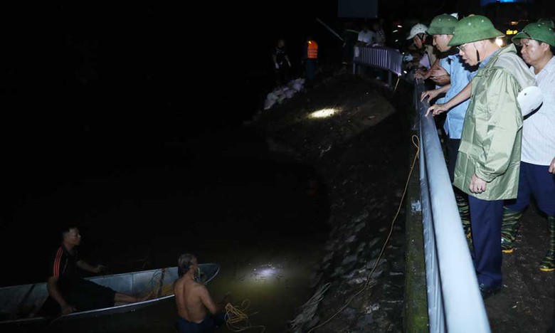 Bắc Giang: Hơn 500 người khắc phục sự cố đe dọa vỡ đ&ecirc; s&ocirc;ng Thương- Ảnh 1.