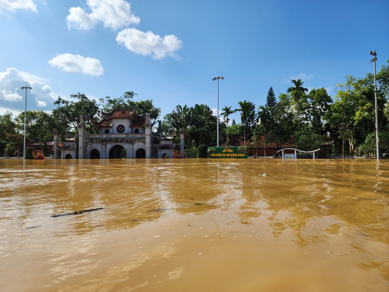 Ph&uacute; Thọ: Nước lũ ngập 4 ng&agrave;y, người d&acirc;n ch&egrave;o thuyền đi lấy nhu yếu phẩm- Ảnh 4.