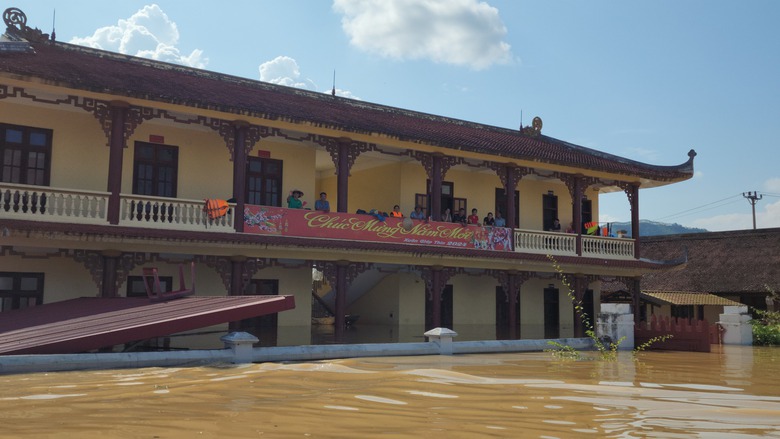 Ph&uacute; Thọ: Nước lũ ngập 4 ng&agrave;y, người d&acirc;n ch&egrave;o thuyền đi lấy nhu yếu phẩm- Ảnh 1.