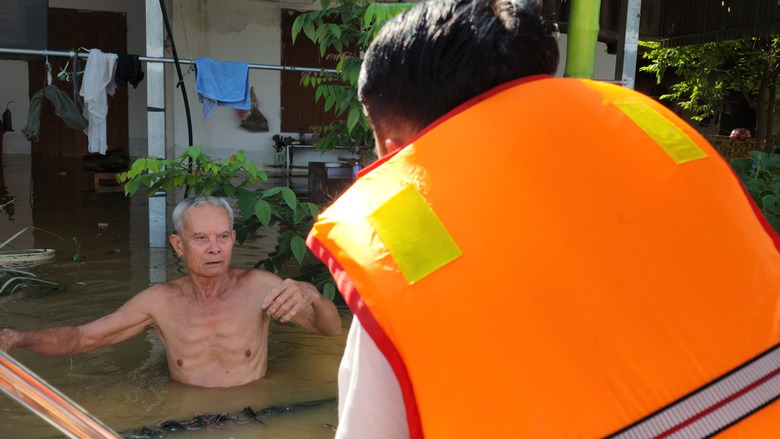 Ph&uacute; Thọ: Nước lũ ngập 4 ng&agrave;y, người d&acirc;n ch&egrave;o thuyền đi lấy nhu yếu phẩm- Ảnh 6.