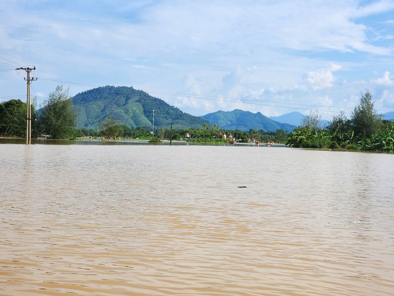 Ph&uacute; Thọ: Nước lũ ngập 4 ng&agrave;y, người d&acirc;n ch&egrave;o thuyền đi lấy nhu yếu phẩm- Ảnh 5.