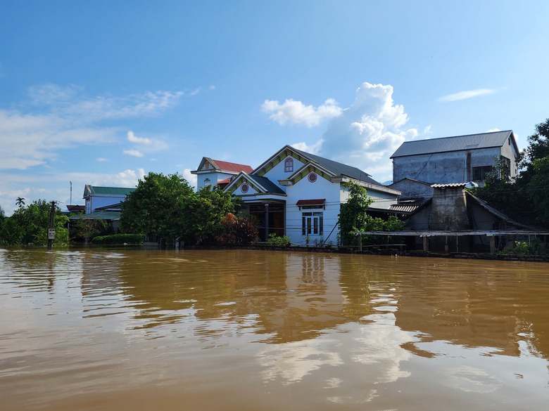 Ph&uacute; Thọ: Nước lũ ngập 4 ng&agrave;y, người d&acirc;n ch&egrave;o thuyền đi lấy nhu yếu phẩm- Ảnh 3.