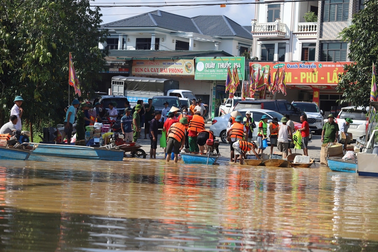 Ph&uacute; Thọ: Nước lũ ngập 4 ng&agrave;y, người d&acirc;n ch&egrave;o thuyền đi lấy nhu yếu phẩm- Ảnh 9.