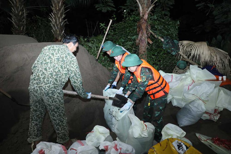 Bắc Giang: Hơn 500 người khắc phục sự cố đe dọa vỡ đ&ecirc; s&ocirc;ng Thương- Ảnh 4.