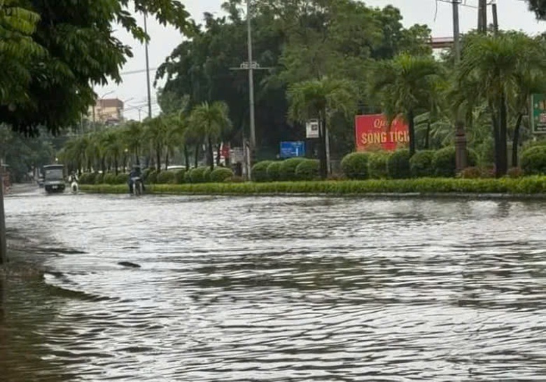 H&agrave; Nội hạn chế lưu th&ocirc;ng tr&ecirc;n đường 413 thị x&atilde; Sơn T&acirc;y do ngập s&acirc;u- Ảnh 1.