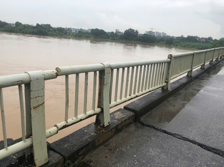 Thực hư cầu H&agrave;m Rồng bị nước lũ s&ocirc;ng M&atilde; l&agrave;m nứt, x&ocirc; lệch- Ảnh 1.