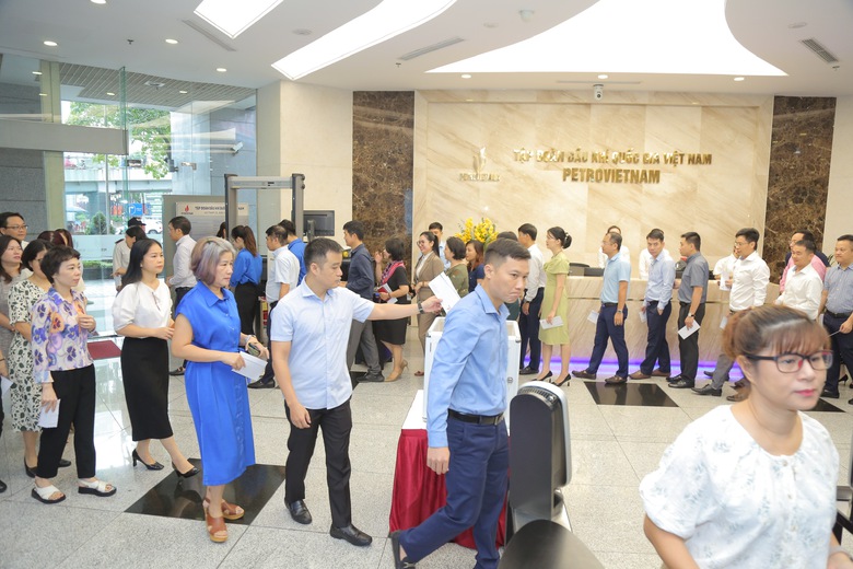 Petrovietnam ủng hộ đồng b&agrave;o c&aacute;c địa phương bị ảnh hưởng bởi b&atilde;o số 3- Ảnh 1.