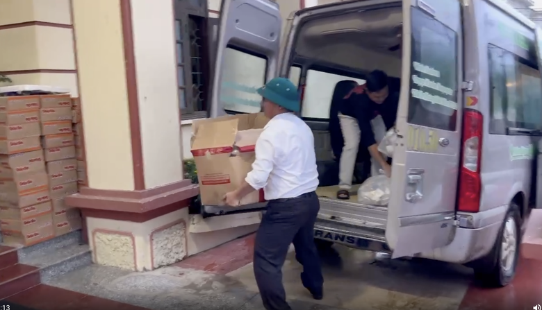 Ấm t&igrave;nh chuyến xe 0 đồng "giải cứu" du kh&aacute;ch mắc kẹt tại Sa Pa do b&atilde;o lũ- Ảnh 8.