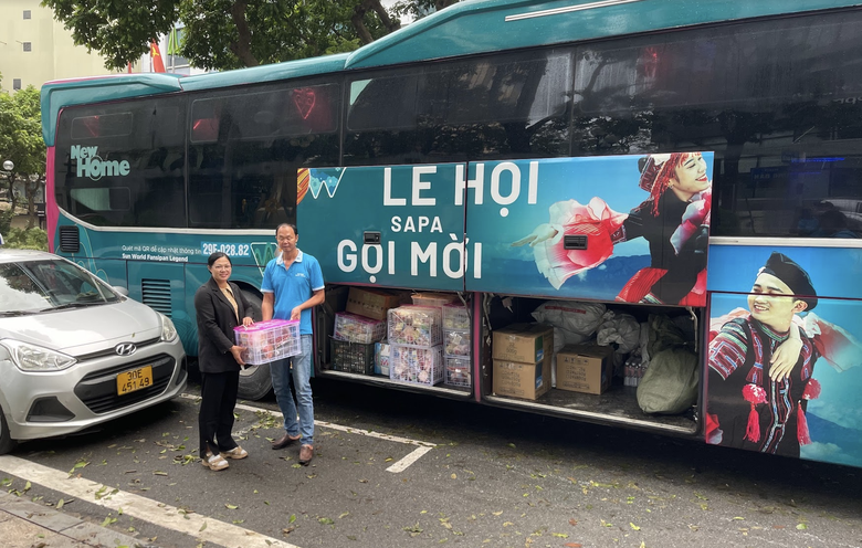 Ấm t&igrave;nh chuyến xe 0 đồng "giải cứu" du kh&aacute;ch mắc kẹt tại Sa Pa do b&atilde;o lũ- Ảnh 1.