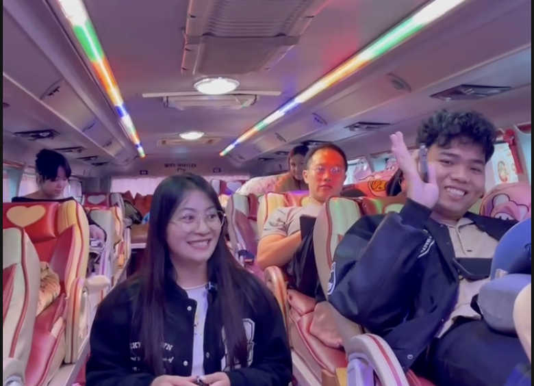 Ấm t&igrave;nh chuyến xe 0 đồng "giải cứu" du kh&aacute;ch mắc kẹt tại Sa Pa do b&atilde;o lũ- Ảnh 2.