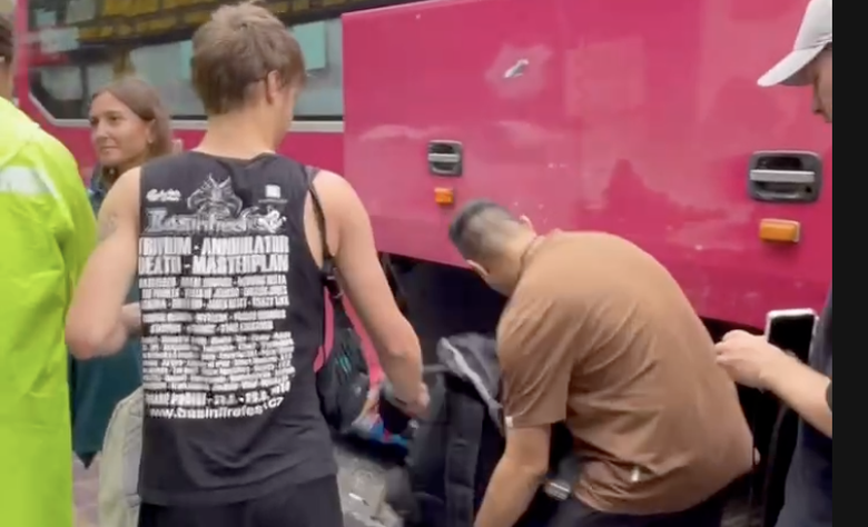 Ấm t&igrave;nh chuyến xe 0 đồng "giải cứu" du kh&aacute;ch mắc kẹt tại Sa Pa do b&atilde;o lũ- Ảnh 3.