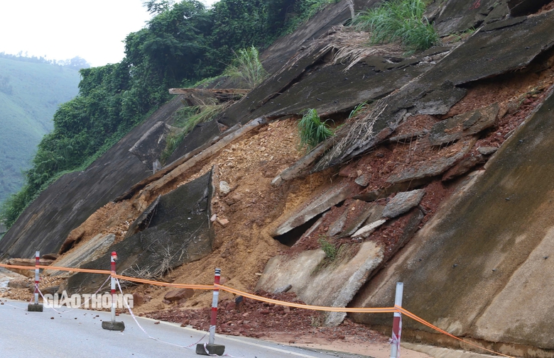 Vị tr&iacute; sạt lở taluy dương ở km 250.