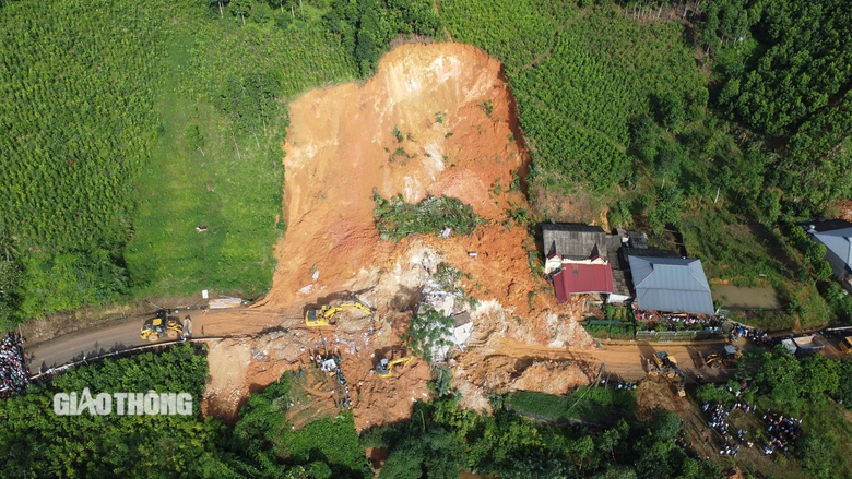 Lại sạt lở đất ở Y&ecirc;n B&aacute;i, 4 người thương vong- Ảnh 1.