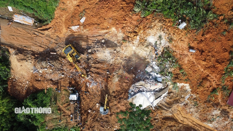 Ch&iacute;nh quyền địa phương huy động 2 m&aacute;y x&uacute;c, 3 xe &ocirc; t&ocirc; vận chuyển đất đ&aacute; để t&igrave;m kiếm c&aacute;c nạn nh&acirc;n. (Ảnh: H&agrave; Quyết Thắng)