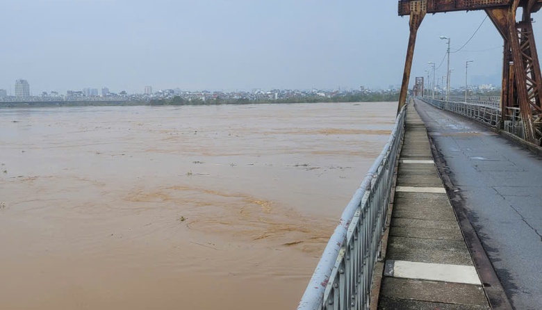 Sửa xong vị tr&iacute; lan can cầu Long Bi&ecirc;n bị bong bật- Ảnh 2.